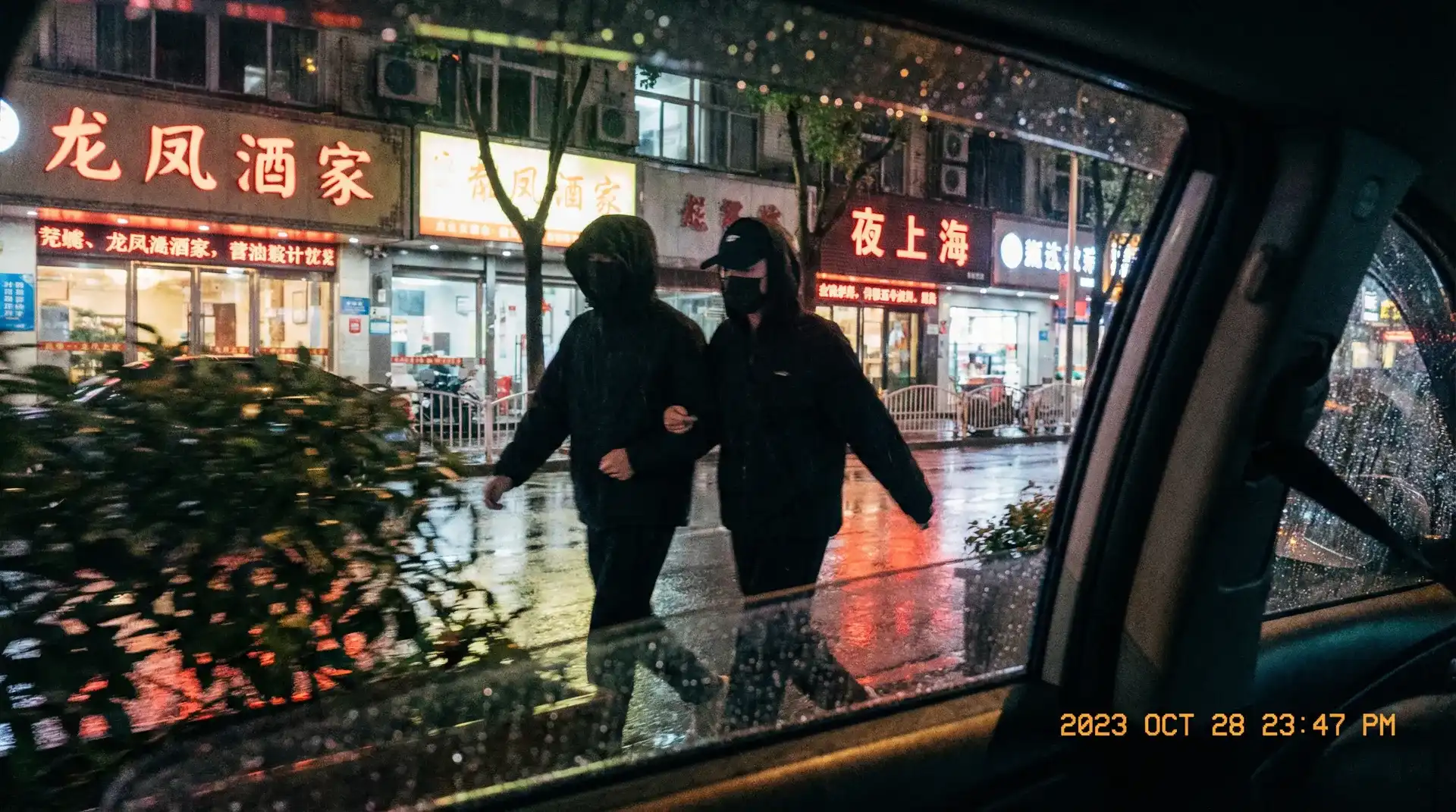 大江体育网址 - 顶流明星深夜密会现场抓拍照片